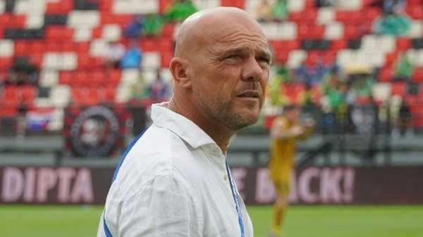 Gairah Sepakbola dan Loyalitas Suporter bikin Johnny Jansen Kepincut