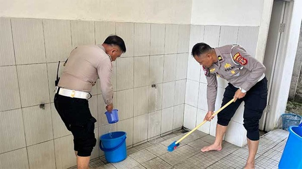 Satlantas Polres Sukabumi Kota Bersihkan Masjid Sebagai Kado dari HUT Polri