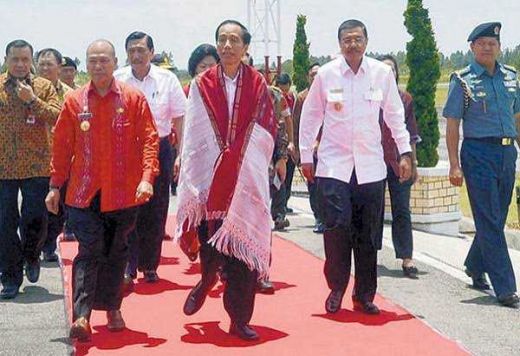 Kenakan Ulos, Presiden Jokowi Tampil di Karnaval Kemerdekaan Pesona Danau Toba