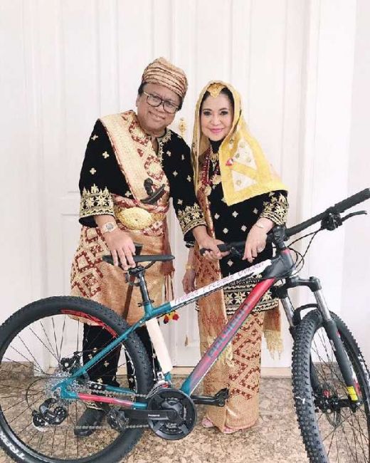 Wah Kenakan Pakaian Adat Sumbar, Ketua DPD RI Dapat Hadiah Sepeda dari Presiden Jokowi, Selamat Gowes Ya Pak!