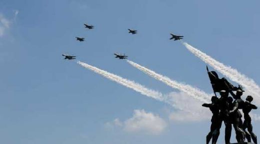 Pilot Sukhoi dan F-16 Lanud Roesmin Nurjadin Pekanbaru Ucapkan Selamat HUT RI dari Atas Istana