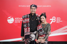 Ikuti Upacara HUT Ke-78 RI di Istana Merdeka, Menpora Dito Bersama Istri Kenakan Baju Adat Suku Sumba