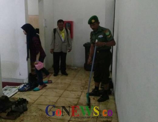 PB PON Tak Menyediakan Cleaning Service, Anggota TNI Ini Rela Bersihkan Tempat Wudhu di Stadion GBLA