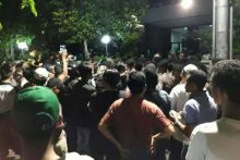 Ratusan Orang Termasuk Lansia Tertahan di Dalam Gedung YLBHI, Massa Teriak Bubarkan PKI