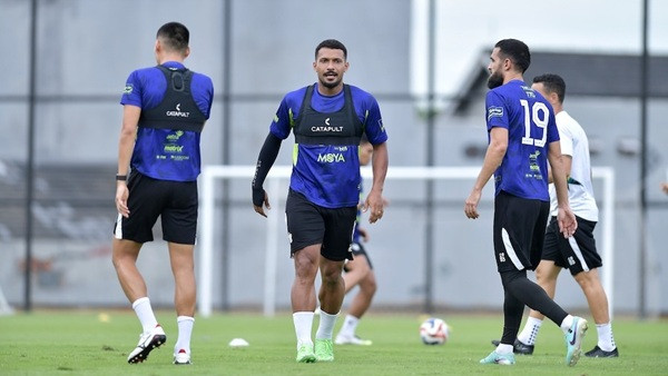 Carlos Pena Tidak Suka Bahas Tiga Pertandingan Secara Bersamaan