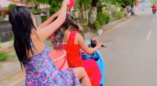 Viral Video Perempuan Cantik dan Seksi Mandi di Atas Motor Hebohkan Mojokerto