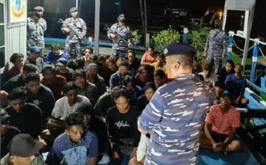 TNI AL Bekuk 47 ABK Maling Batubara di Perairan Kaltim, 8 Kapal Disita