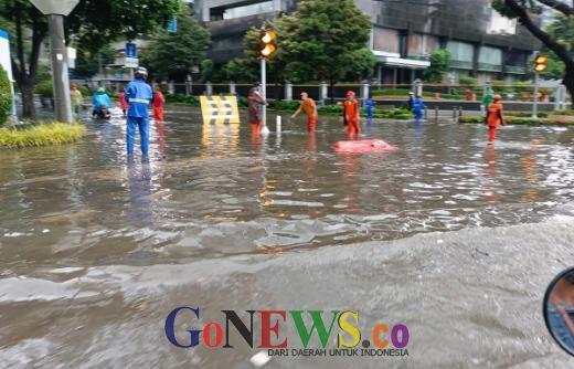 Diguyur Hujan, Jalan Sekitar Kantor Berita Antara Tergenang