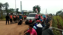 Tuntut Penyerataan harga Tanah yang Digusur, Ratusan Warga Demo di Pintu Masuk PLTU Batang