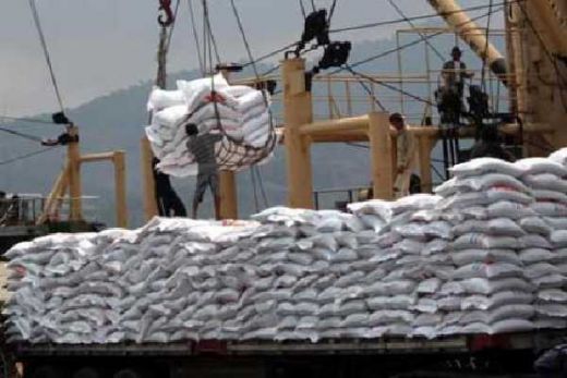 Sebanyak 6 Ribu Ton Beras Import dari Vietnam Dibongkar di Cilegon