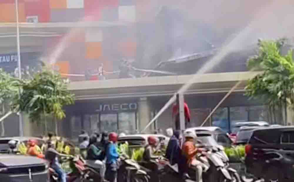 Siang Mencekam di Cibubur: Kanopi Mall Terbakar Saat Pengerjaan Reklame, Pengunjung Panik