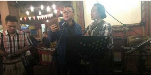 Ketua MPR Zaman Now Hibur Pengunjung Foodcort Sutos dengan Bernyanyi