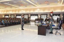 Gubernur AAL Bacakan Amanat Panglima TNI Pada Upacara Bendera 17-an