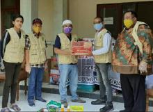 Bantu Mahasiswa Riau, Satgas Covid-19 PMRJ Bagikan Paket Sembako