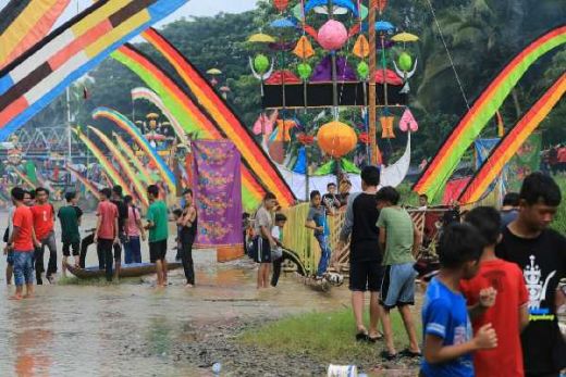 Ratusan Pengunjung Ramaikan Atraksi Budaya Perahu Baganduang di Kuansing