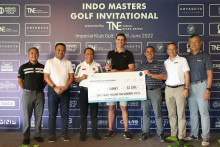 Menpora Amali Serahkan Trofi Indo Master Golf Invitational