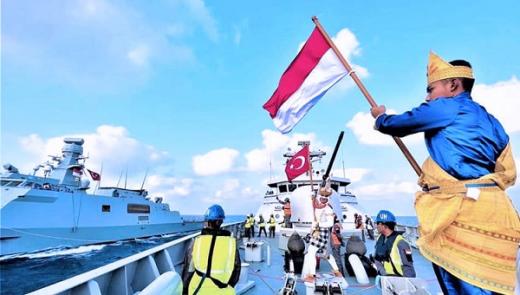 Saat Bendera Merah Putih Berkibar di Kapal Perang Turki