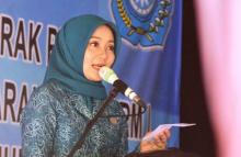 Atalia Ridwan Kamil Serahkan Hadiah Rumah dan Motor ke Pejuang Covid-19