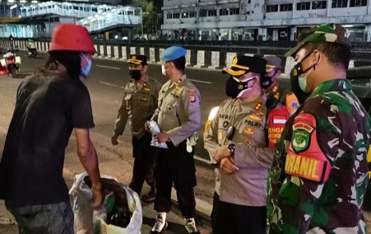 Saat PPKM Darurat, TNI-Polri Bagikan Sembako ke Pedagang dan Sopir Ojol di Gambir