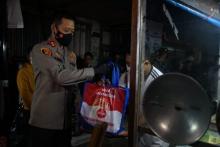 Terdampak PPKM Darurat, Pedagang Dapat Bantuan Sembako dari Kapolres Malang