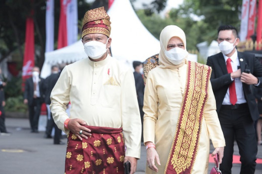 Menpora Amali Bersama Istri Kenakan Baju Adat Provinsi Riau di HUT ke-77 RI