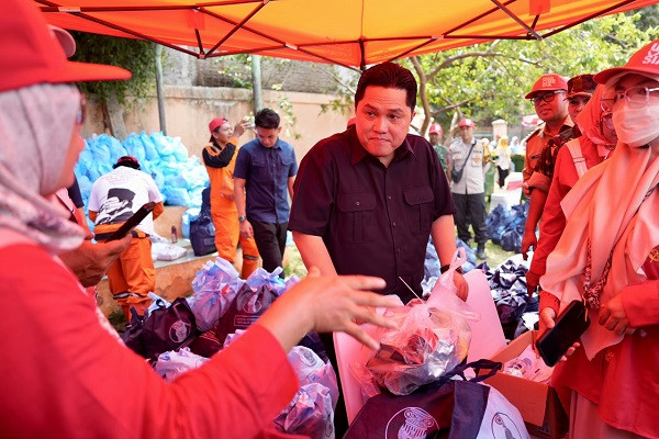 Menpora Erick Bagikan Sembako dan Alat Olahraga Untuk Warga Cakung Jakarta Timur