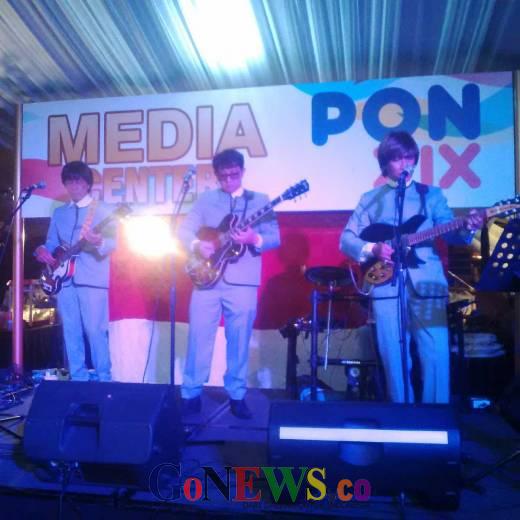 Hibur Wartawan Liputan PON XIX Jabar dengan Lagu-lagu Lawas, Mat Bitell Tampil Memukau