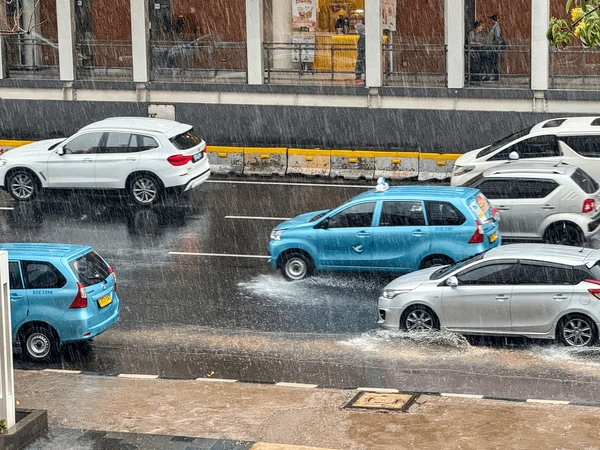 Cuaca Jabodetabek Hari Ini Tak Sepenuhnya Cerah, Hujan Lebat Mengintai