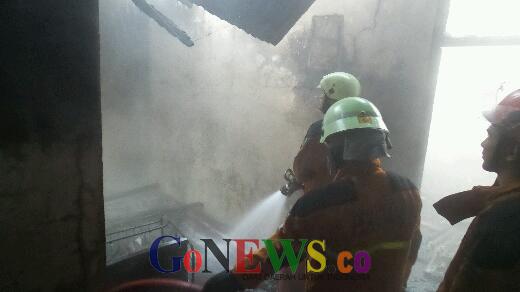 Baru Saja, Sepetak Rumah di Jalan Sakuntala Pekanbaru Terbakar Usai Pemadaman Listrik