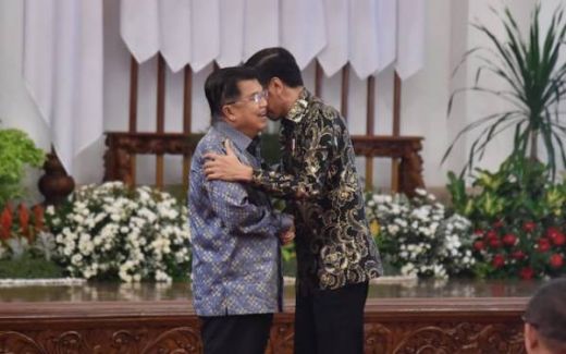 Momen Presiden Jokowi Merangkul Pak JK Jelang Akhir Tugas Kabinet Kerja