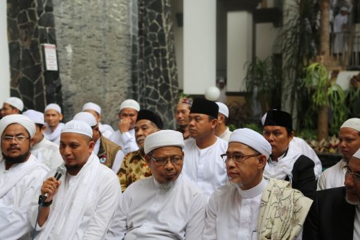 Senang Presiden Jokowi Tak Intervensi Kasus Ahok, KH Arifin Ilham Imbau Umat Islam Tidak Lagi Lakukan Demo Lanjutan