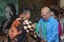 Prof Dr Emil Salim Raih Penghargaan Rosseno Award