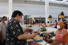 Sidak ke Pasar Phula Kerti Bali, Pedagang Curhat ke Menko Airlangga Soal Minyak Goreng Hingga KUR Rp25 Juta