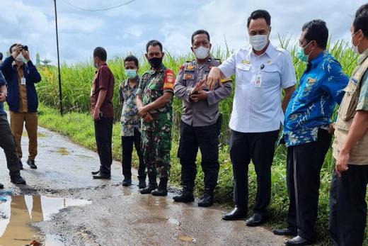 Jalan Desa Rusak yang Ditanami Pisang akan Diperbaiki