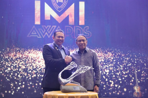Menpora Amali Wakili Presiden Jokowi Terima Penghargawan IMI Award 2021/2022