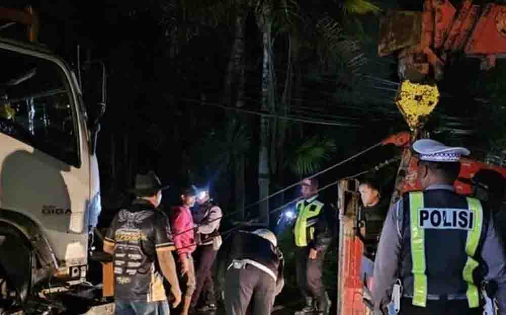 Truk Rem Blong Hantam 5 Kendaraan di Batu, Ojol Tewas