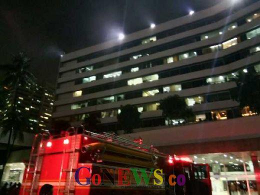 Breaking News: Lantai IV Gedung DPR RI Keluarkan Asap Diduga Kebakaran