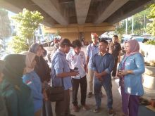 GRN PAS Riau Peduli, Emak-emak Sumbang Sembako ke Warga Koto Aman yang Nginap di Jembatan Flay Over Sudirman