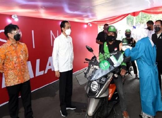 Presiden Tinjau Vaksinasi Drive-Thru di Bogor