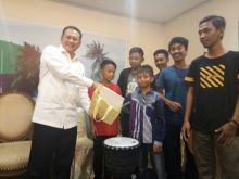 Unik, Pimpinan DPR Disindir Lagu Iwan Fals oleh Seniman Jalanan