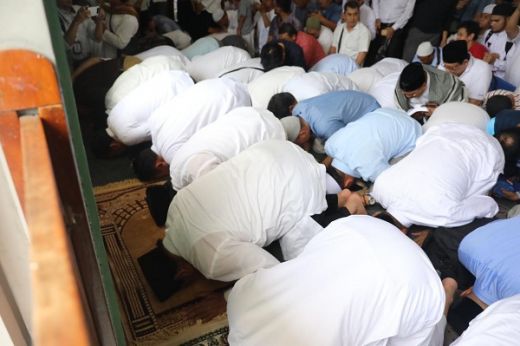 Prabowo Sujud Syukur di Masjid Al-Azhar, Jemaah Teriak Presiden