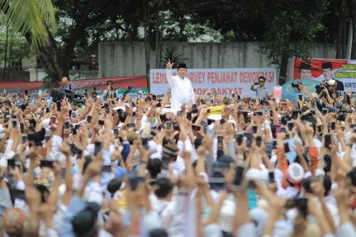 Usai Salat Jumat, Prabowo Sapa Pendukung di Kertanegara