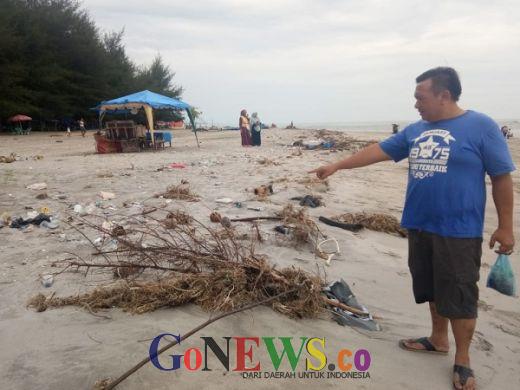 Lapor Pak Bupati Agam, Pengunjung Pantai Tiku Ngeluh Banyak Sampah dan Bau Pak!