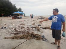 Lapor Pak Bupati Agam, Pengunjung Pantai Tiku Ngeluh Banyak Sampah dan Bau Pak!