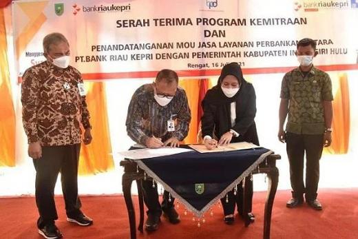 Bank Riau Kepri Serahkan CSR kepada Pemkab Inhu