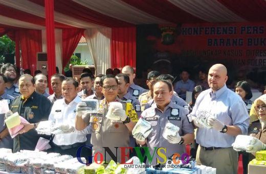 Ribuan Botol Miras dan Narkoba Hasil Operasi 2 Bulan Dimusnahkan Polda Metro Jaya