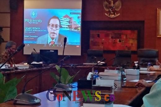 Sekjen DPR Raih Gelar Doktor dari Sekolah Bisnis IPB Bogor