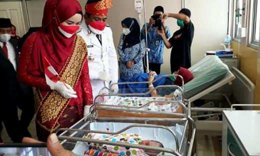 Lahir Tepat 17 Agustus, Bayi Kembar di Pelalawan Dapat Kado Istimewa Bupati Zukri dan Istri