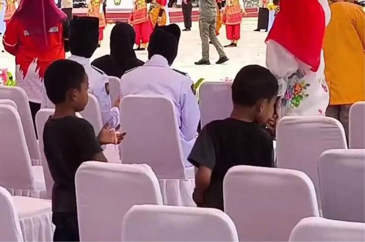 Viral! Anak Kecil Gowa Bawa Pulang Sisa Kue HUT RI untuk Keluarga