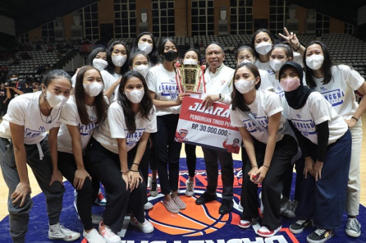 Menpora Amali Serahkan Piala kepada Juara Tim Puteri Turnamen Bola Basket Puan Maharani Cup 2022